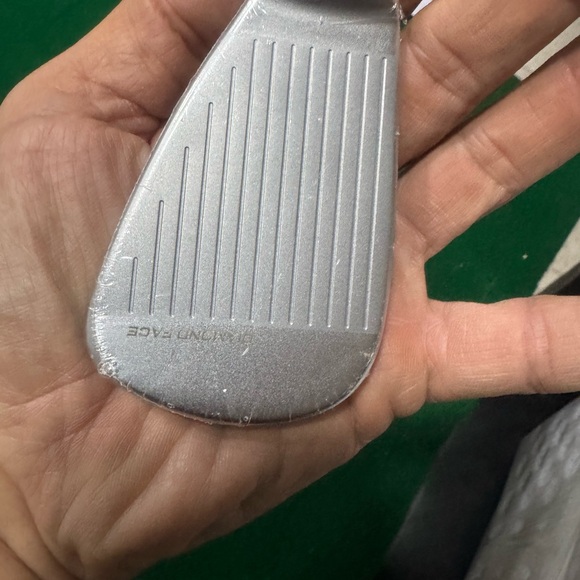 Tour  Edge Iron 7 Heads New 
Available in right and left handed - Picture 4 of 16